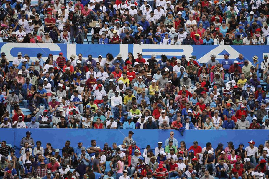 Tifosi cubani con striscioni (Reuters)
